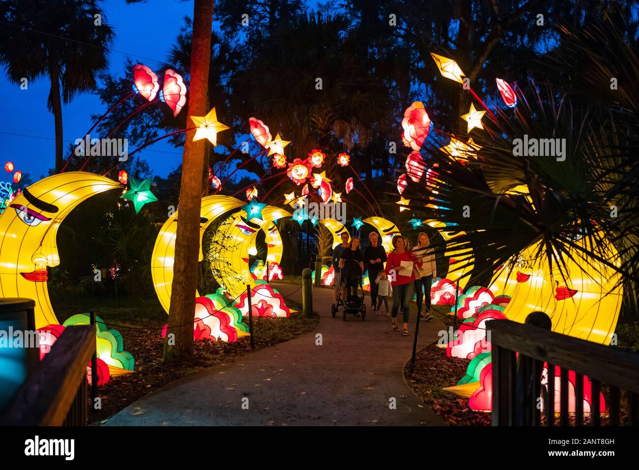 Sanford, Fla/STATI UNITI D'America - 29 DIC 2019: La Lanterna asiatici Festival, nel selvaggio, presso il Central Florida Zoo & Botanical Gardens featured oltre 30 lanter LED Foto Stock