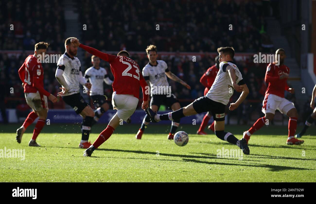 Il Nottingham Forest è Joe Lolley punteggi il suo lato del primo obiettivo del gioco durante il cielo di scommessa match del campionato al suolo città di Nottingham. Foto Stock