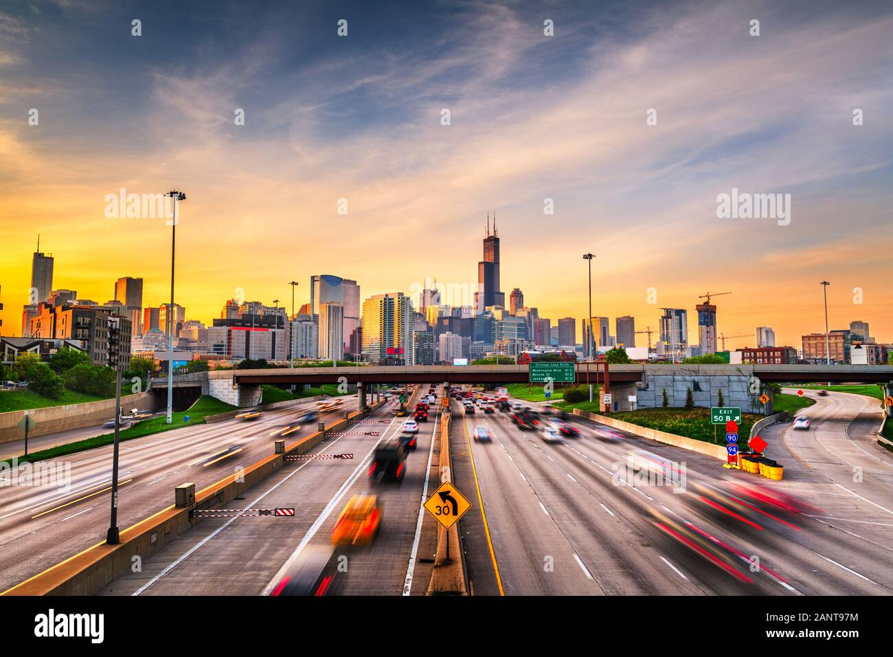 Chicago, IL, Stati Uniti d'America downtown cityscape autostrade all'alba. Foto Stock