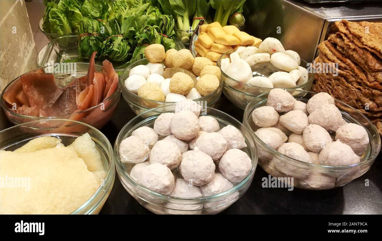 Spuntini di layout bello in esposizione al mercato Asian Street food. Foto Stock