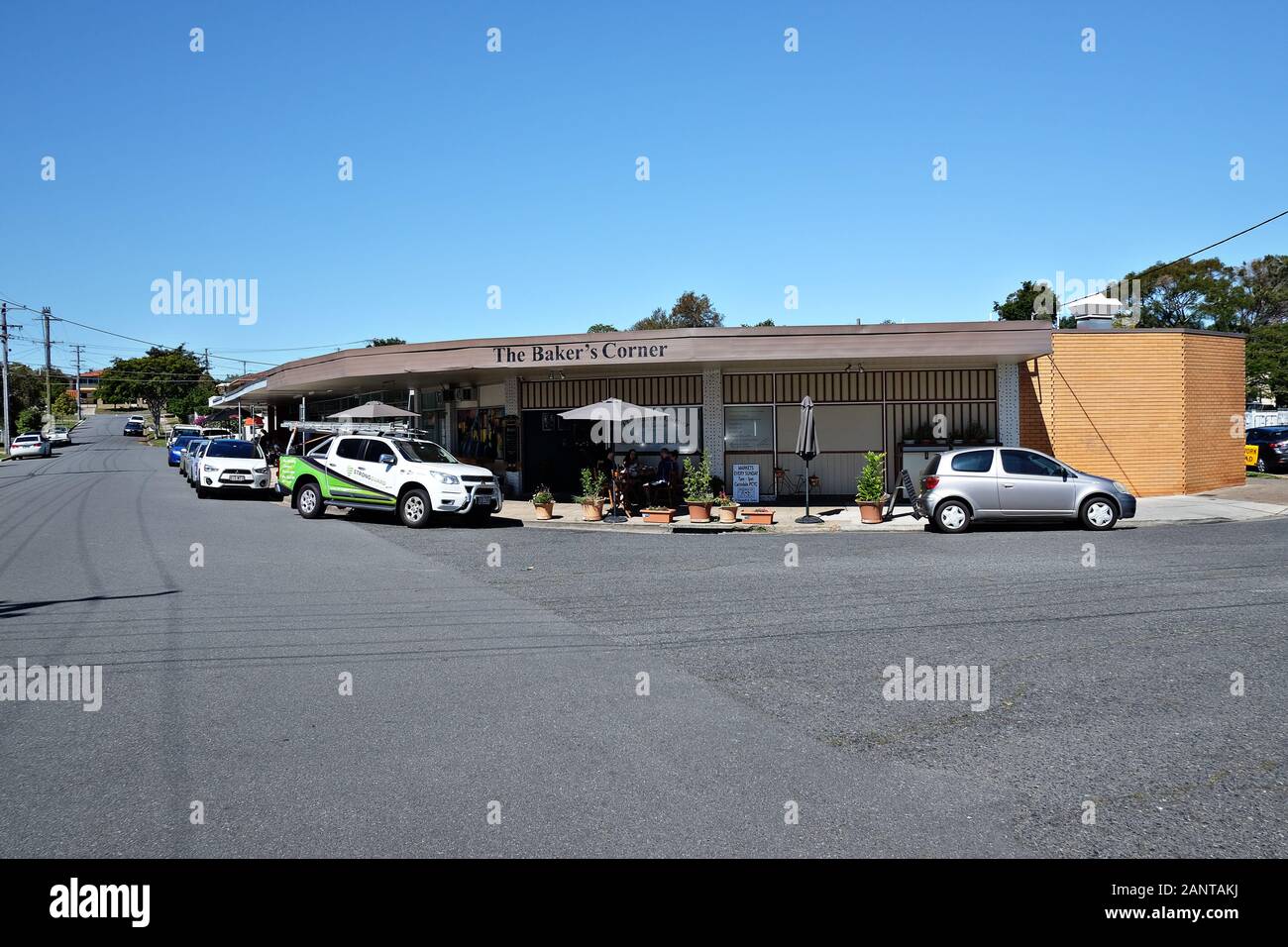 Lowrise fila di negozi commerciali locali a Carina, Brisbane nel mezzo di 60s 70s uno sviluppo di alloggi Foto Stock