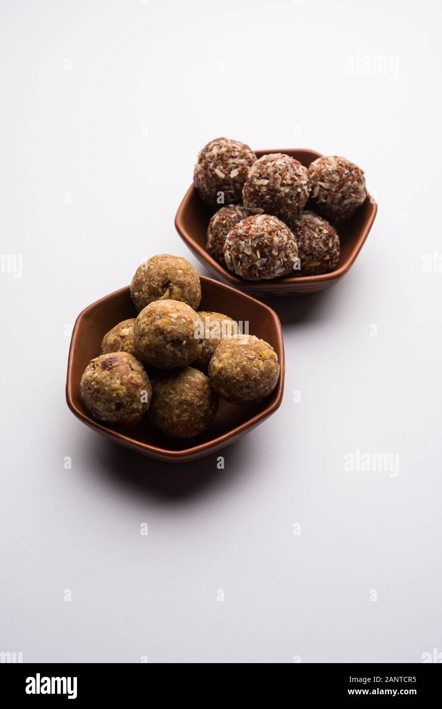 Gruppo di Dink, Gond , Aliv, Halim laddu, Laddoo, Ladu, Ladoo fatto con semi di grezza da giardino e gomma commestibile, cibo dolce Foto Stock