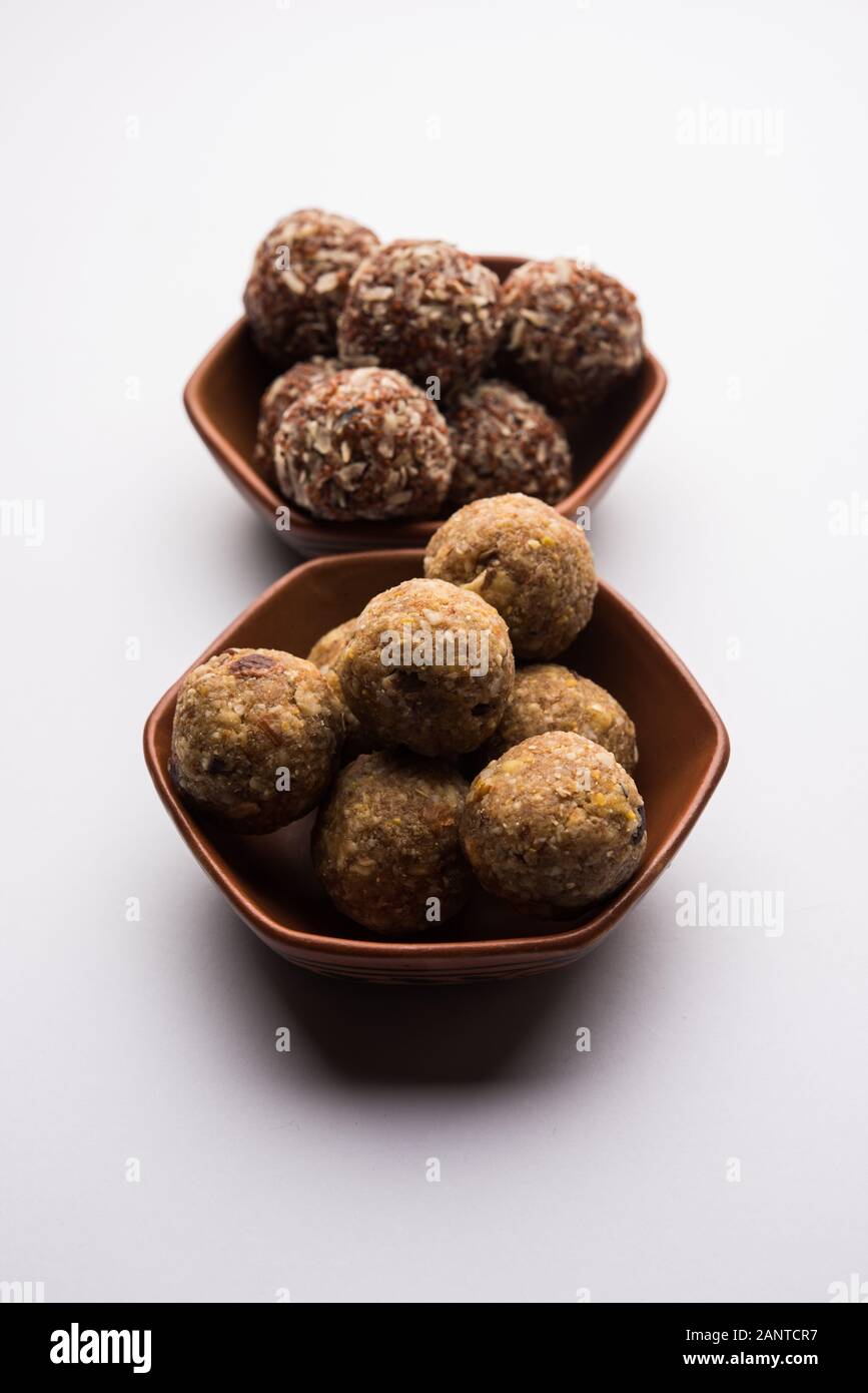 Gruppo di Dink, Gond , Aliv, Halim laddu, Laddoo, Ladu, Ladoo fatto con semi di grezza da giardino e gomma commestibile, cibo dolce Foto Stock