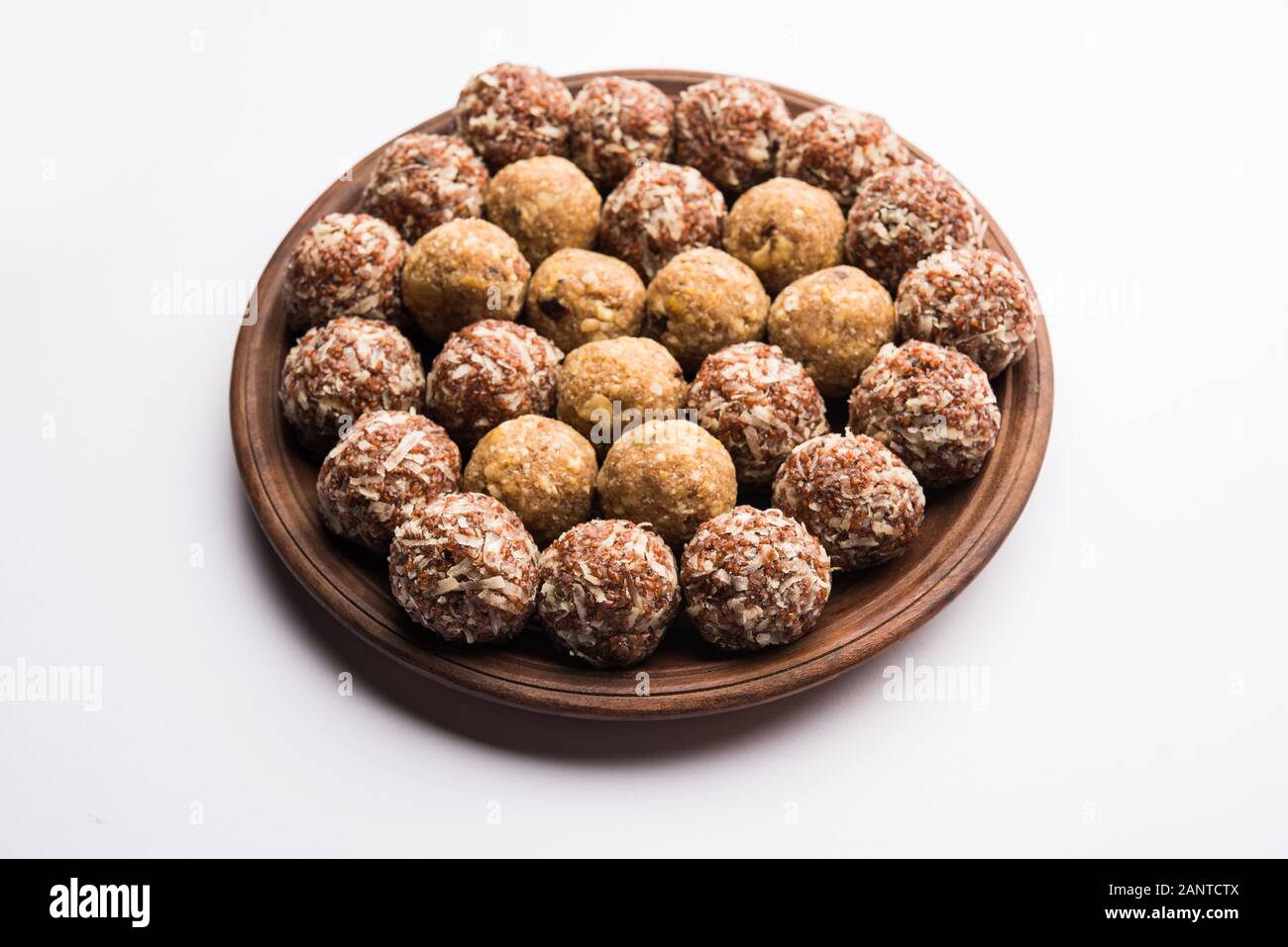 Gruppo di Dink, Gond , Aliv, Halim laddu, Laddoo, Ladu, Ladoo fatto con semi di grezza da giardino e gomma commestibile, cibo dolce Foto Stock