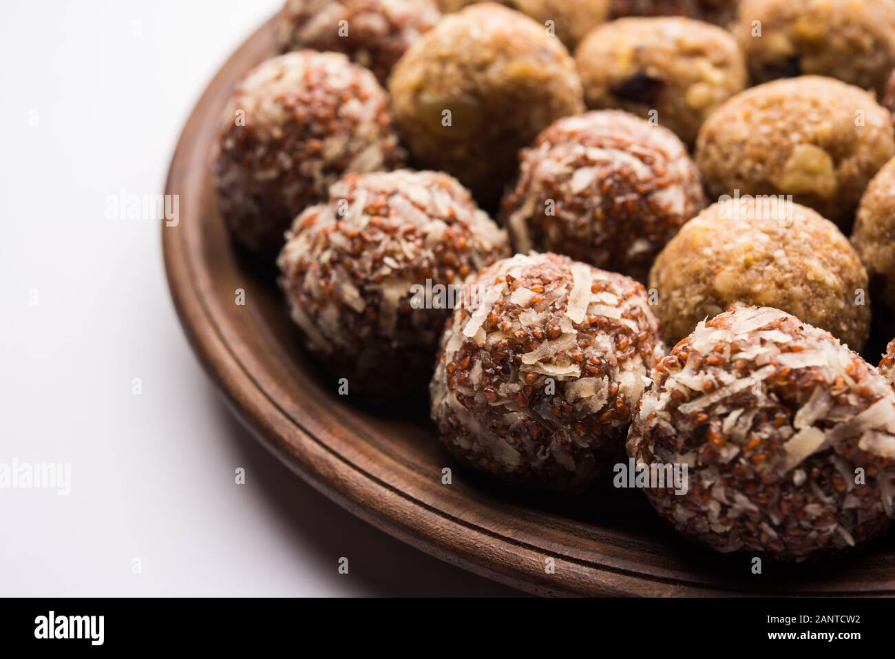 Gruppo di Dink, Gond , Aliv, Halim laddu, Laddoo, Ladu, Ladoo fatto con semi di grezza da giardino e gomma commestibile, cibo dolce Foto Stock