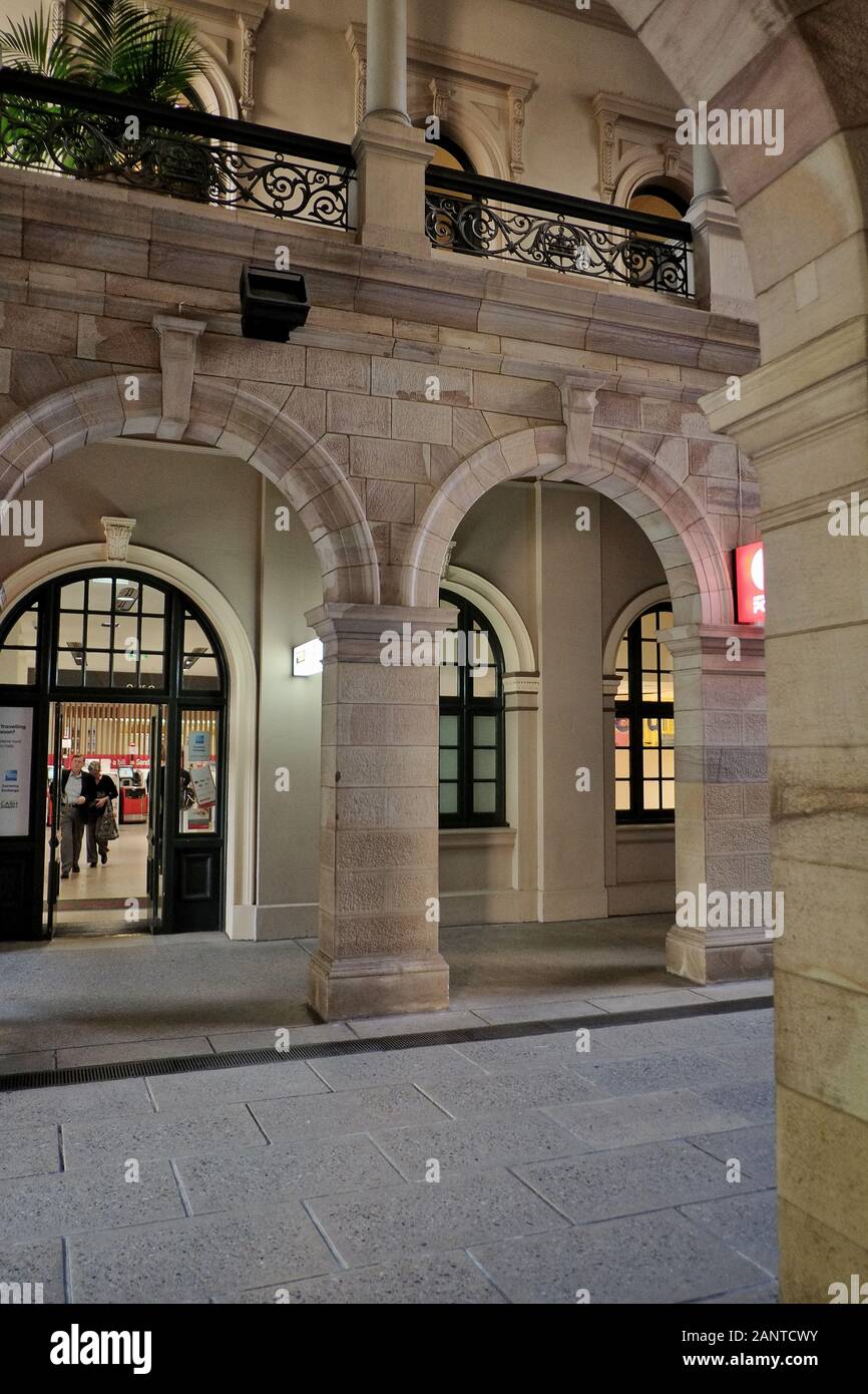 Colonne e balaustra con colonnato ad arco e galleria di piani superiori, GPO Arcade Brisbane. Foto Stock