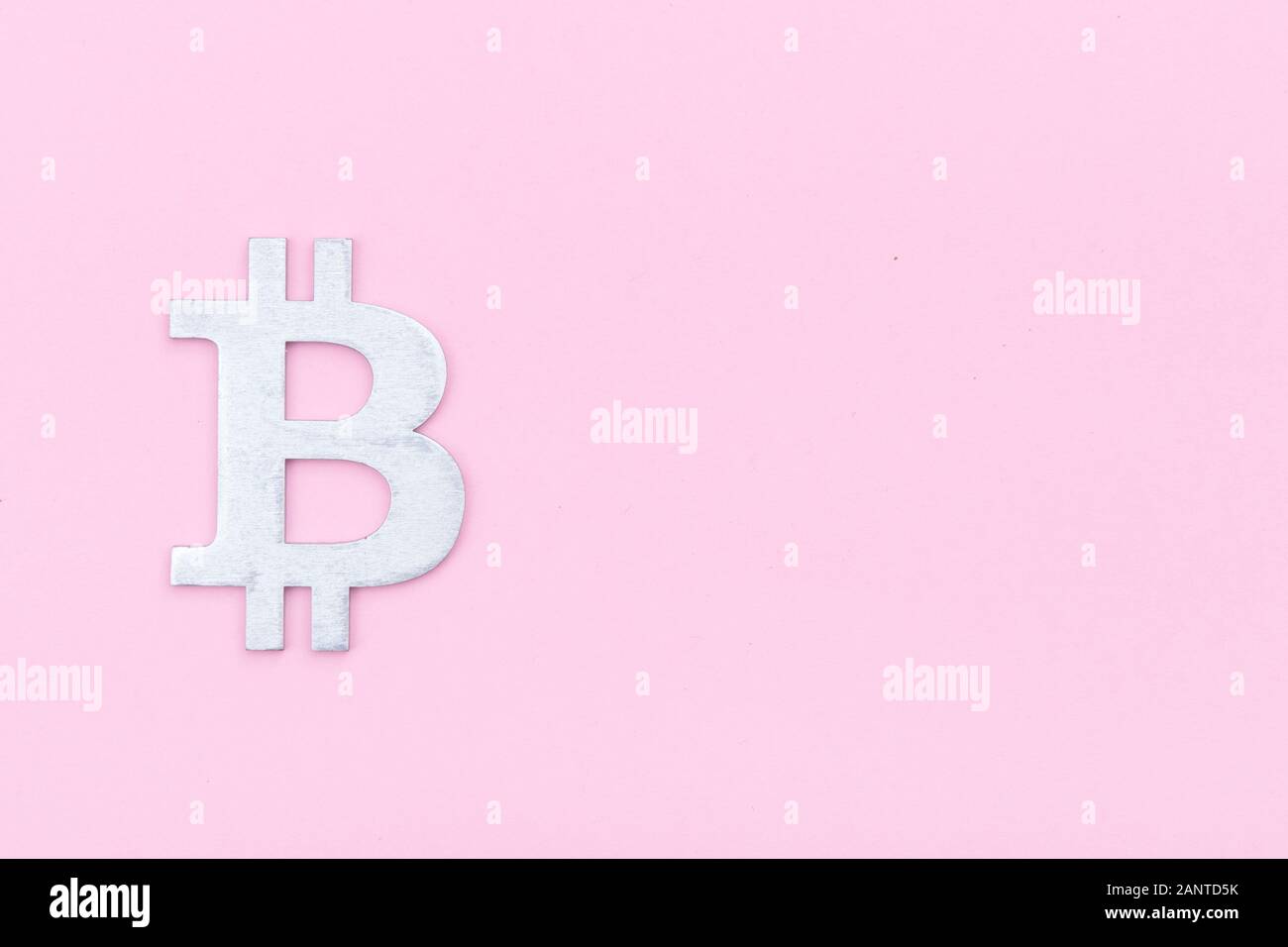 Segno Bitcoin forma su sfondo rosa Foto Stock