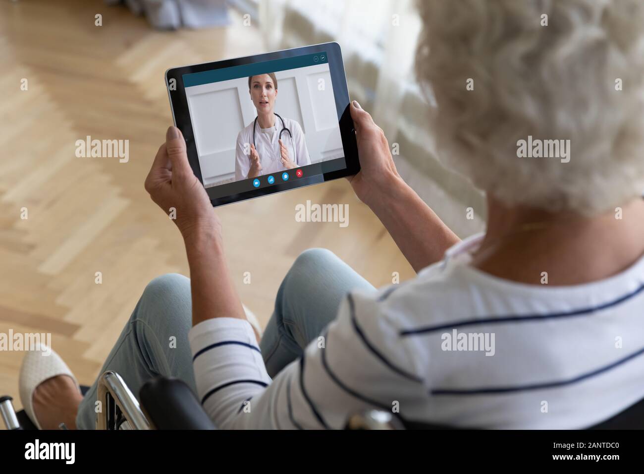 Vista dall'alto i vecchi donna seduta in carrozzina tramite computer tablet Foto Stock
