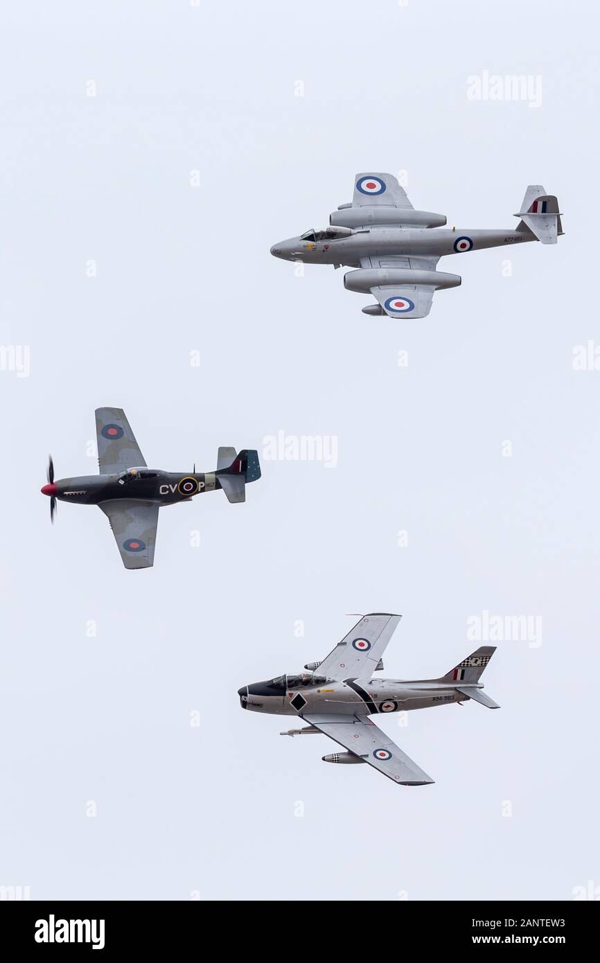 Formazione di ex Royal Australian Air Force fighter aircraft comprendente un CAC CA-18 Mustang (North American P-51D Mustang), CA-27 Sabre (Nord Amer Foto Stock