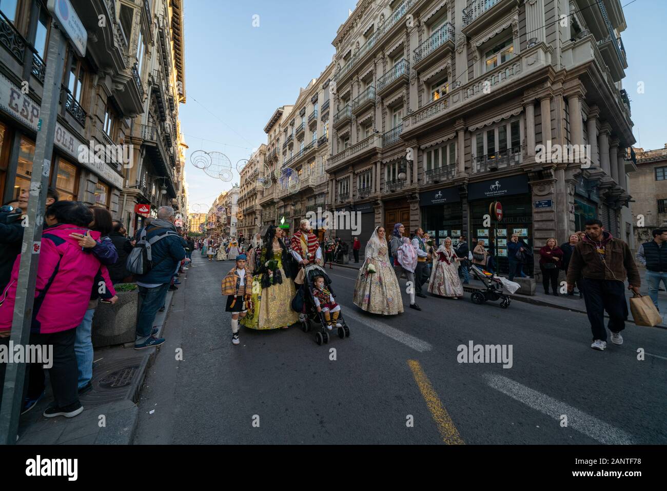 Commissione Fallera sfilando lungo la Calle de la Paz, visto dalla parte anteriore, durante il Fallas offerta. Valencia, Spagna - 18 Marzo 2019. Foto Stock