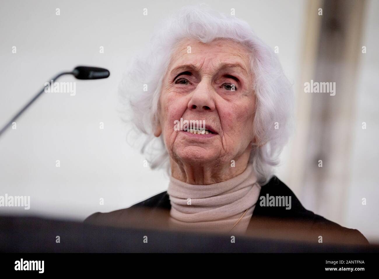 Berlino, Germania. Xix gen, 2020. Éva Fahidi, superstite dei campi di concentramento e di Auschwitz-Birkenau Buchenwald, parla alla cerimonia di apertura della mostra permanente "la discussione al Lago Wannsee e lo sterminio degli ebrei europei' in un rettangolo di selezione del memorial e istituto di istruzione "Haus der Wannsee-Konferenz'. Credito: Christoph Soeder/dpa/Alamy Live News Foto Stock