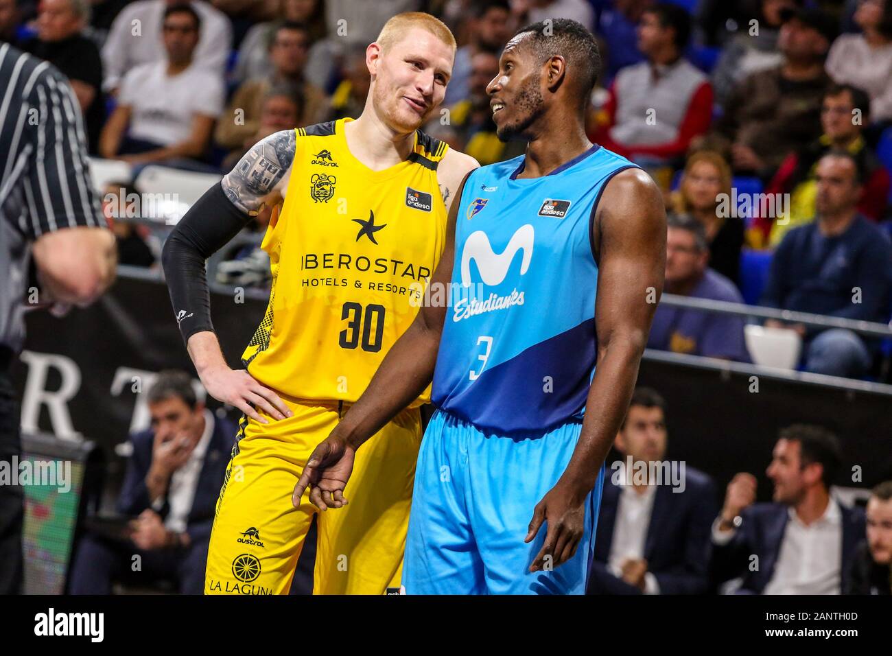 San Cristobal della Laguna, Spagna. 18 gennaio, 2020. Aaron bianco, #30 di Iberostar Tenerife e Juan Palacios, #3 di Movistar Estudiantes in azione durante il 2019/2020 Liga ACB Endesa Regular Season Round 18 gioco tra Iberostar Tenerife e Movistar Estudiantes al Pabellón Santiago Martín, San Cristóbal de La Laguna - Tenerife. (Punteggio finale; Ibèrostar Tenerife - Movistar Estudiantes 76-59) (foto di Davide Di Lalla/Pacific Stampa) Credito: Pacific Press Agency/Alamy Live News Foto Stock