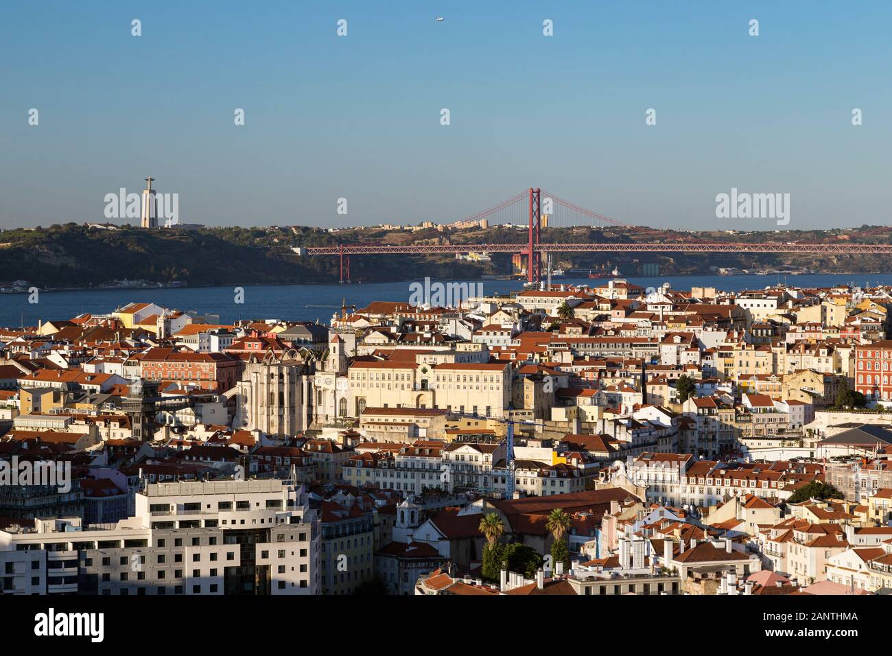 Vista sulla città dall'alto del centro, ponte 25 de Abril sul fiume Tago e monumento Santuario de Cristo Rei a Lisbona, Portogallo. Foto Stock