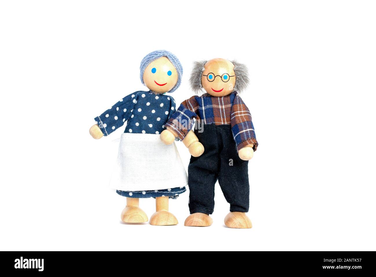 Bambole un anziano uomo e donna. Il nonno e la nonna tenere la mano, un simbolo di amore e di fiducia. Il giorno di San Valentino, l'amore. Su sfondo bianco. Foto Stock