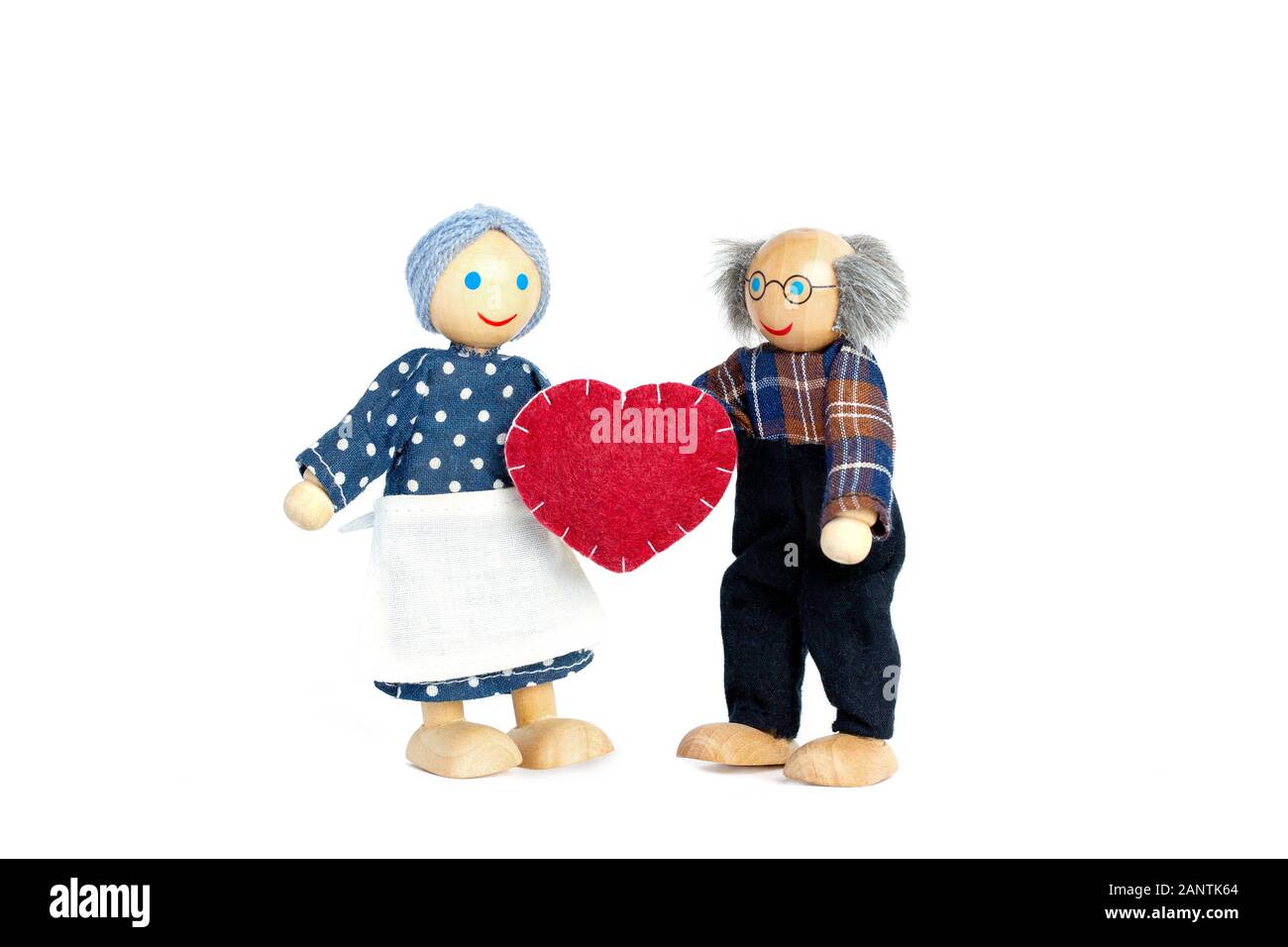 Bambole anziano uomo e donna. Nonno nonna dà un cuore un simbolo di amore e di fiducia. Il giorno di San Valentino, l'amore. Su sfondo bianco. Foto Stock