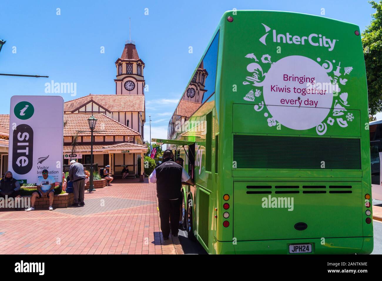 Inter City degli autobus a lunga percorrenza al di fuori Rotorua I-SITE Visitor Center, il vecchio ufficio postale, 1914, Rotorua, Isola del nord, Nuova Zelanda Foto Stock