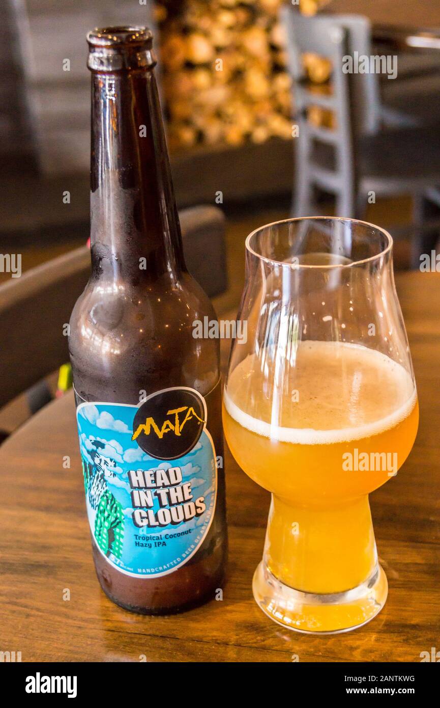 FOTO Mata 'Head in the Clouds' Tropical Hazy Coconut IPA birra artigianale, Blind Finch Hamburgeria ristorante e bar, Rotorua, Isola del Nord, Nuova Zelanda Foto Stock