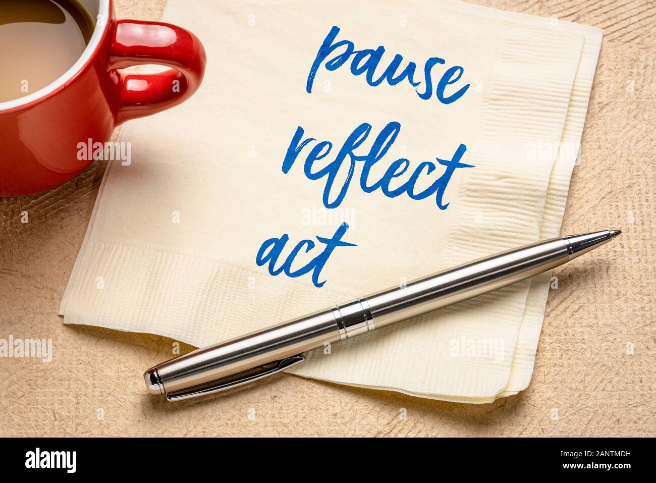 Pausa, Riflettere, Agire concetto - grafia di ispirazione su un tovagliolo con caffè, business e personale concetto di sviluppo Foto Stock