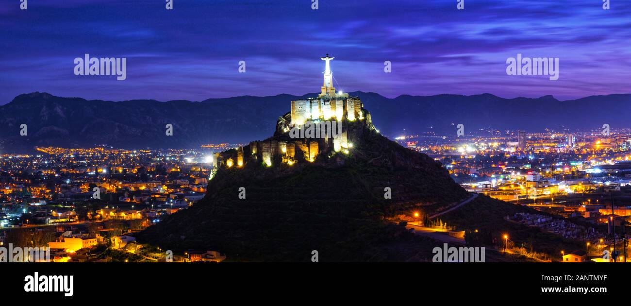 Vista panoramica di Monteagudo statua di Cristo e il castello di notte a Murcia, Spagna. Replica del ben conosciuto Cristo si trova sulla parte superiore della Concorvado Foto Stock