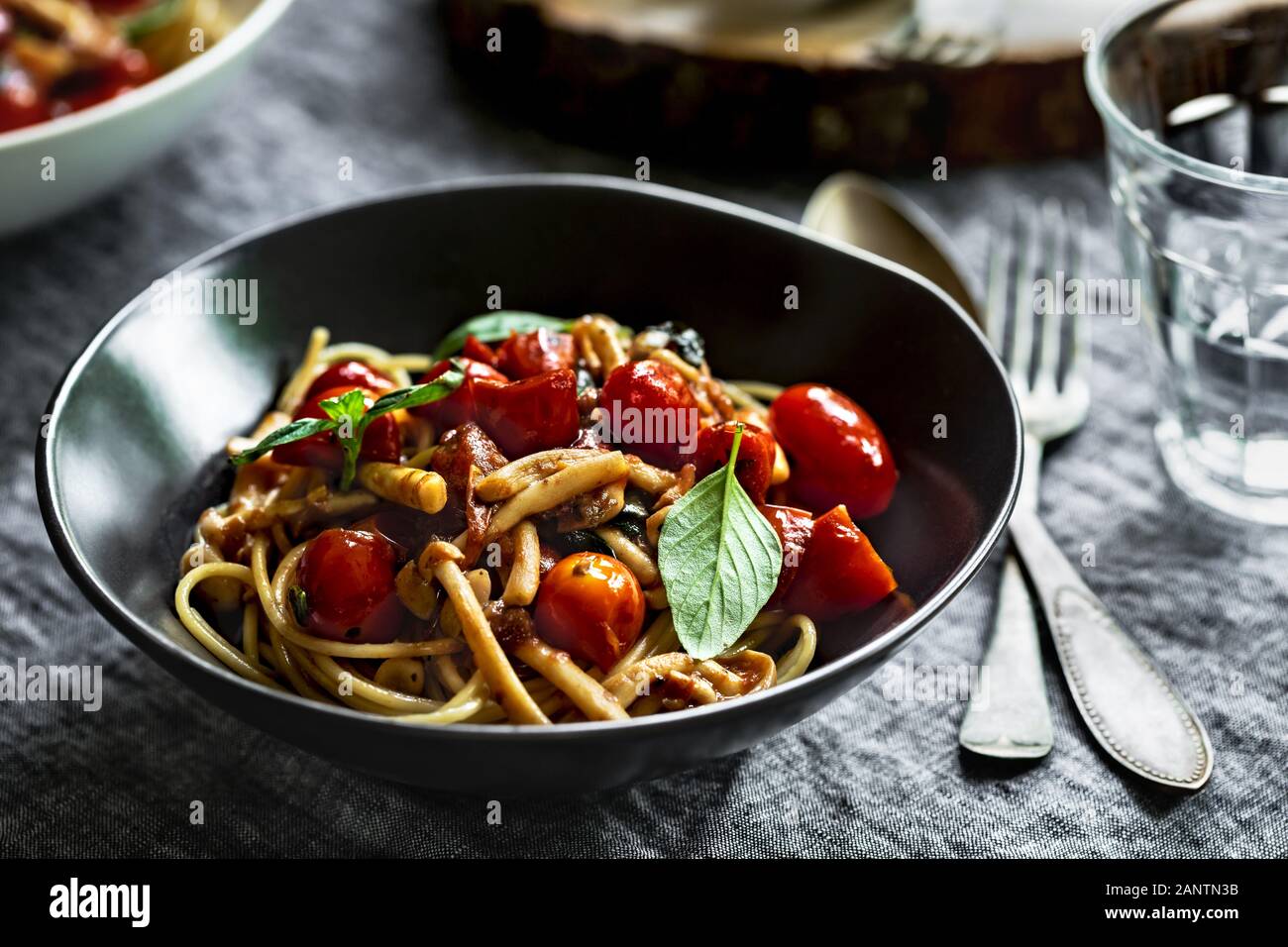 Spaghetti fatti in casa con funghi e ciliegia di sugo di pomodoro Foto Stock