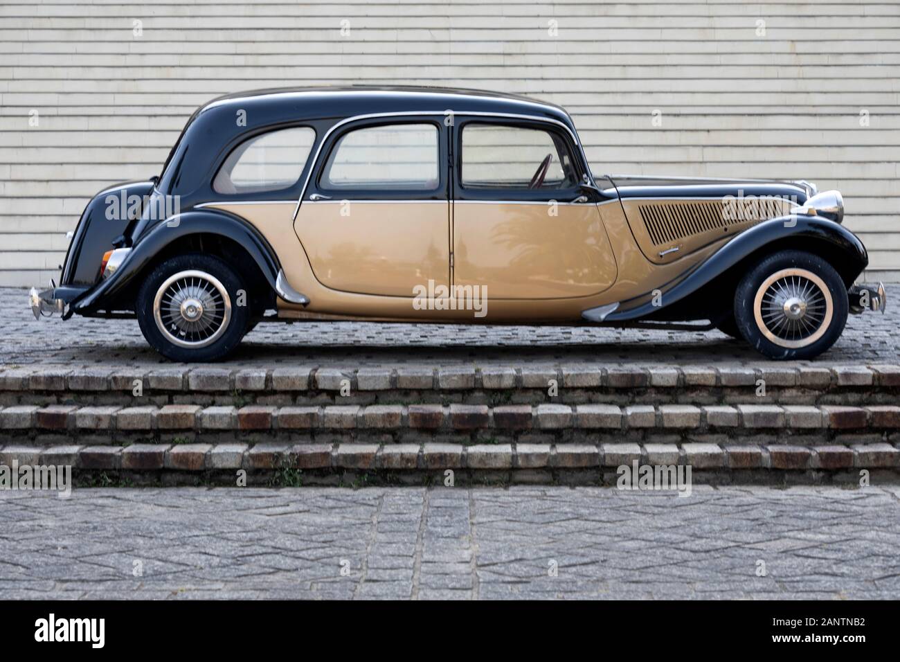 Auto d'epoca francese in due tonalità di nero e oro isolato in Un Ambiente Sontuoso su una grande scala. Un'immagine nostalgica della fine Del Colonialismo francese Foto Stock