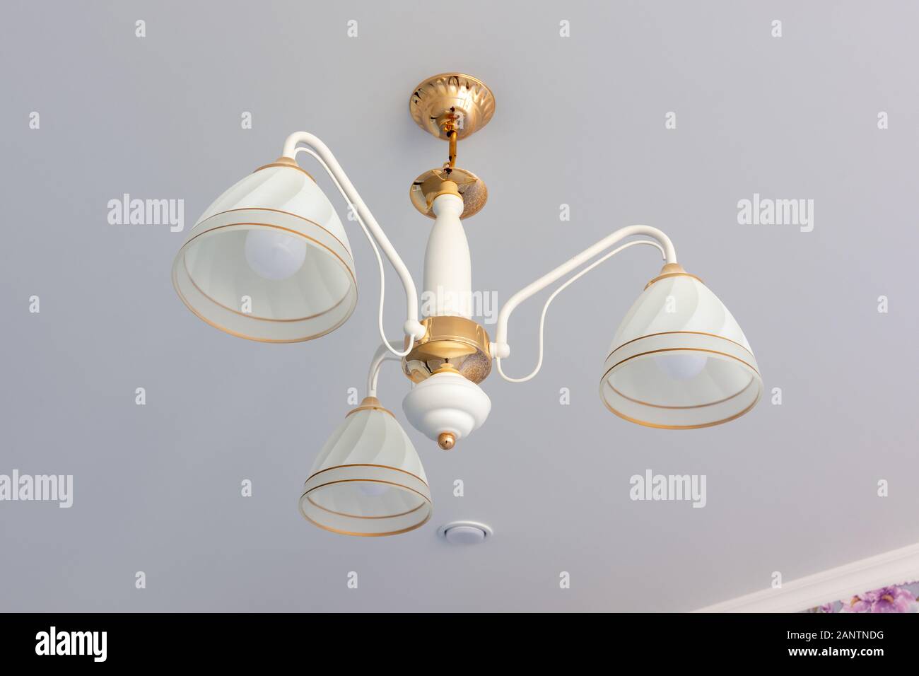 Un lampadario a soffitto con laccio soffitti, close-up Foto Stock