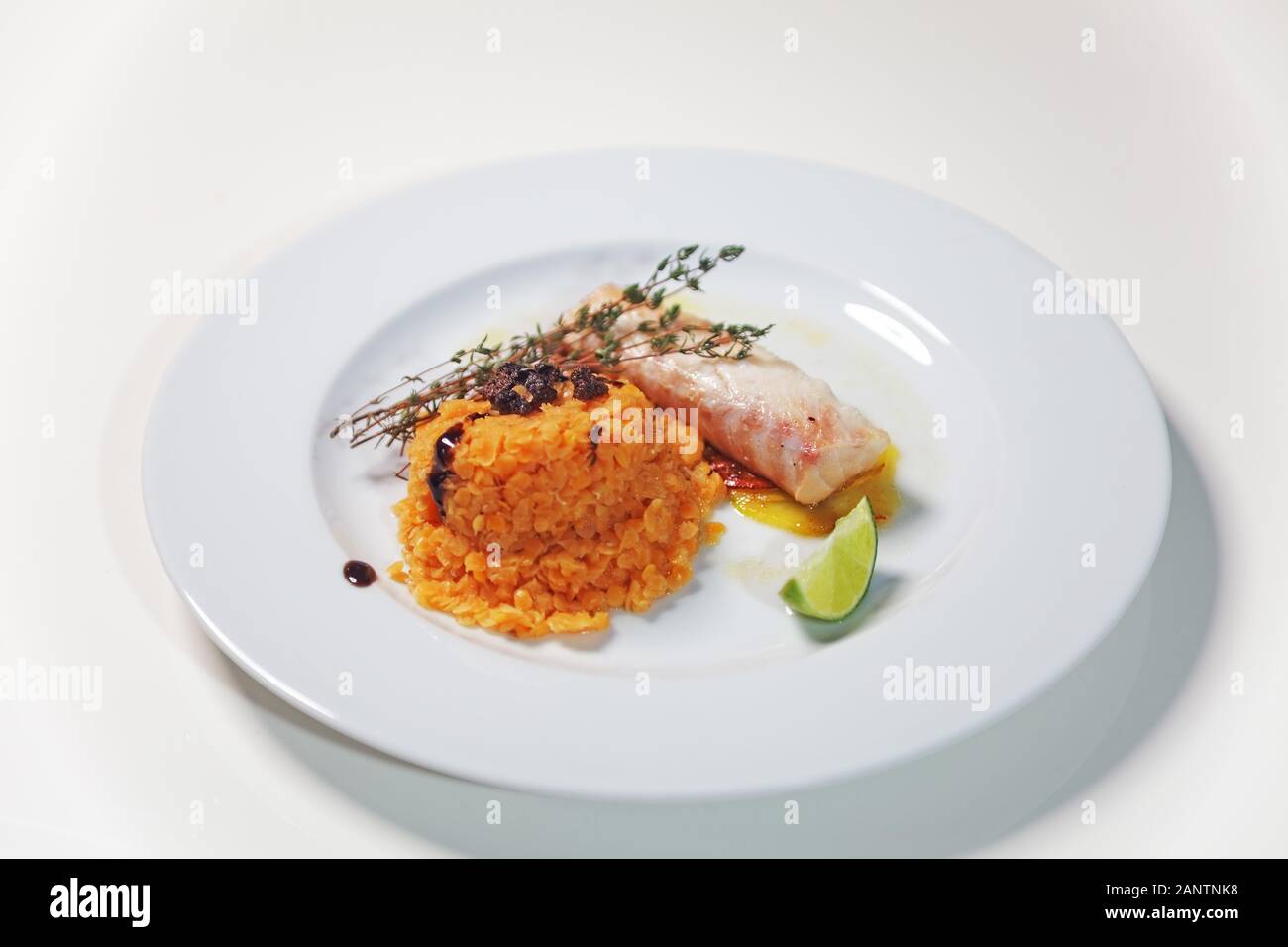 Sous vide cod sulle scale di patate con lenticchie rosse Foto Stock