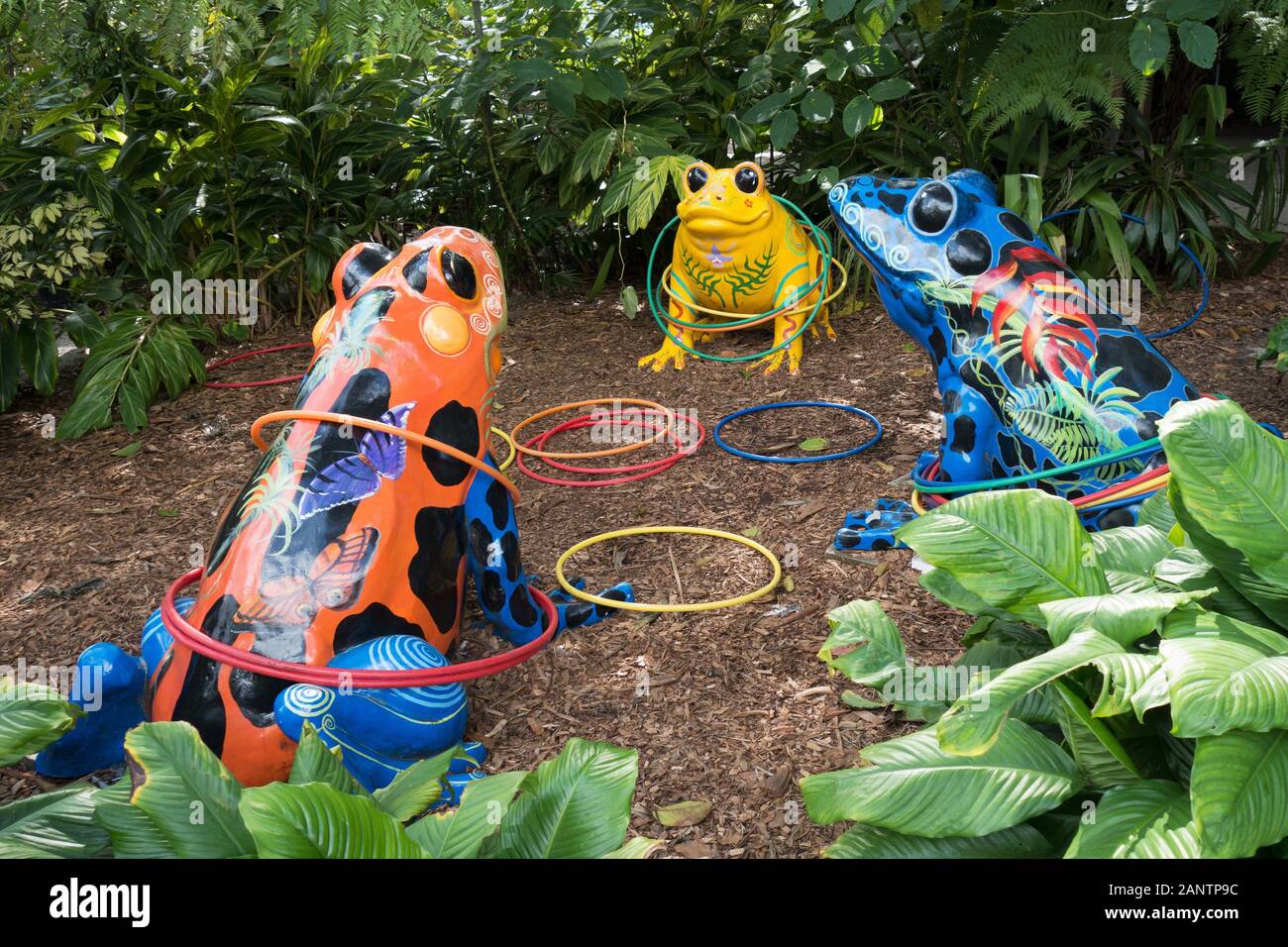 Frog sculture nel giardino dei bambini a Giardini Botanici Marie Selby di Sarasota in Florida, Stati Uniti d'America. Foto Stock