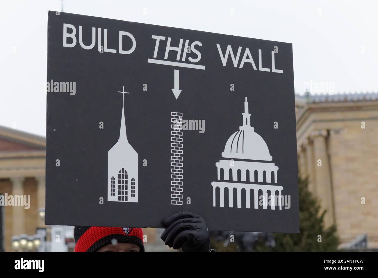 Philadelphia, PA, Stati Uniti d'America - 18 gennaio 2020 Trump del muro di confine e supporto evangelica sono derisi al quarto anno donna marzo sul Philadelphia. Foto Stock