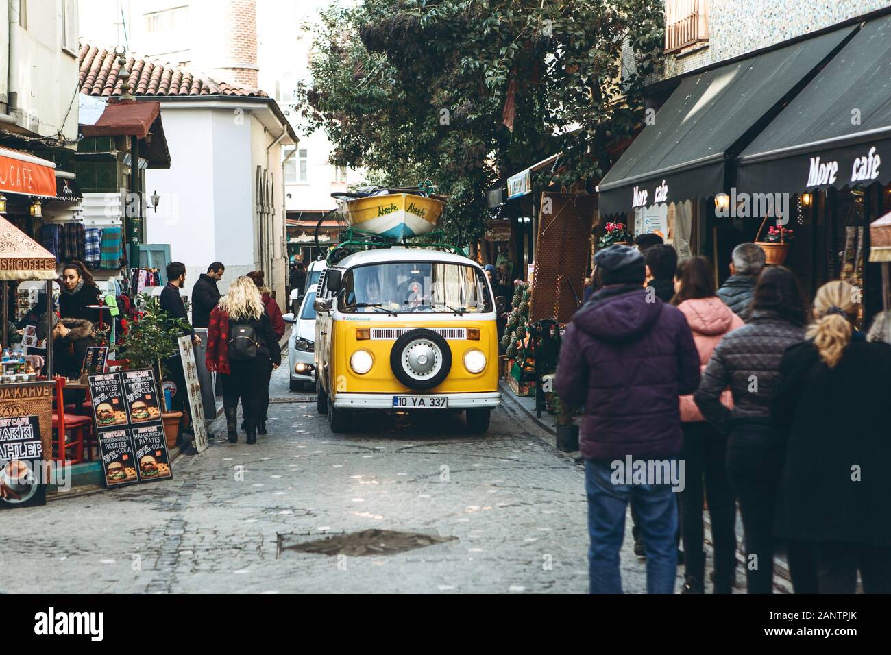 Istanbul, 15 Gennaio 2020: la leggendaria tanga giallo o hippie minivan Volkswagen corse su strada della citta'. Foto Stock