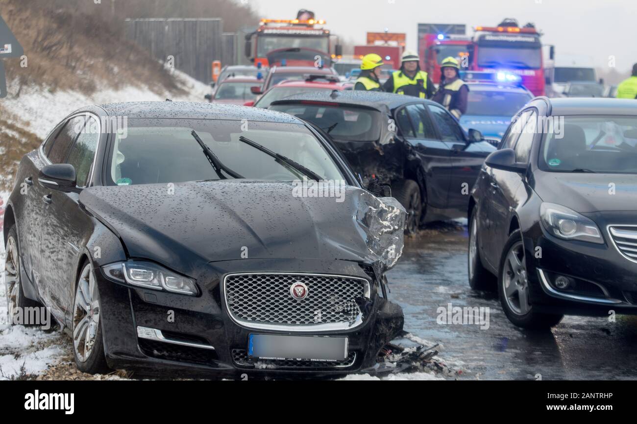 Burgau, Germania. Xix gen, 2020. Incidente-veicoli danneggiati sono in piedi sull'autostrada A8. Dieci persone sono state ferite in incidenti stradali che coinvolgono diversi veicoli sull'autostrada 8. Secondo un portavoce della polizia, due vetture si sono scontrate domenica vicino a Burgau (Günzburg distretto) in direzione di Stoccarda. Come risultato, un ingorgo aveva formato, in cui un incidente che coinvolge un altro otto veicoli si è verificato. L'autostrada A8 è stato completamente chiuso in direzione di Stoccarda. Credito: Stefan Puchner/dpa/Alamy Live News Foto Stock