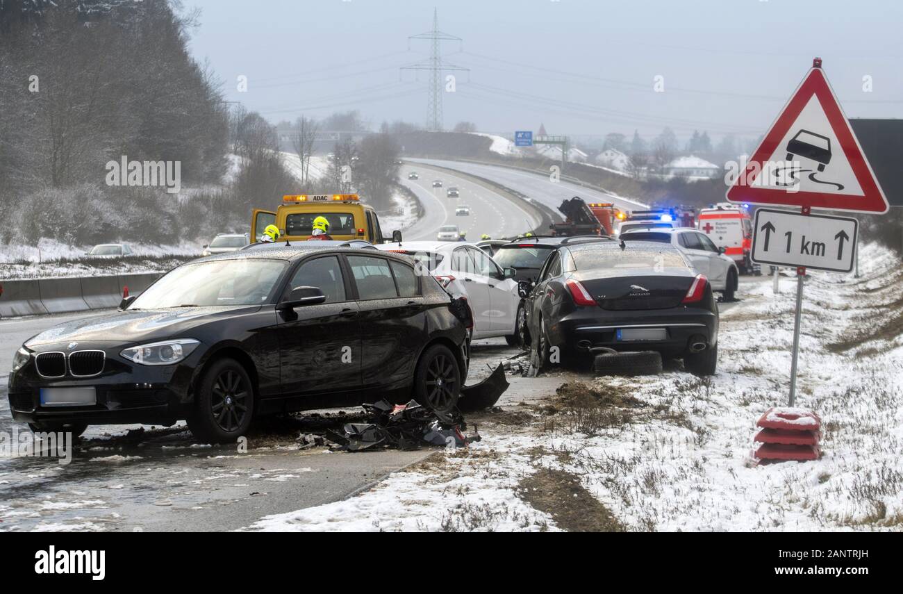 Burgau, Germania. Xix gen, 2020. Incidente-veicoli danneggiati sono in piedi sull'autostrada A8. Dieci persone sono state ferite in incidenti stradali che coinvolgono diversi veicoli sull'autostrada 8. Secondo un portavoce della polizia, due vetture si sono scontrate domenica vicino a Burgau (Günzburg distretto) in direzione di Stoccarda. Come risultato, un ingorgo aveva formato, in cui un incidente che coinvolge un altro otto veicoli si è verificato. L'autostrada A8 è stato completamente chiuso in direzione di Stoccarda. Credito: Stefan Puchner/dpa/Alamy Live News Foto Stock