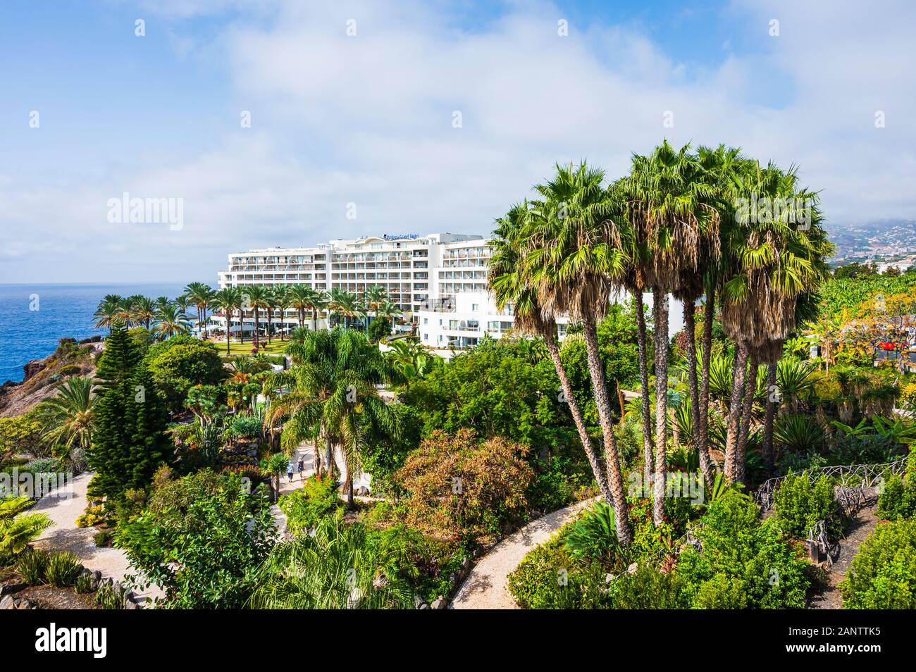 Giardino con palme di fronte all'hotel che affaccia sull'Oceano Atlantico. Foto Stock