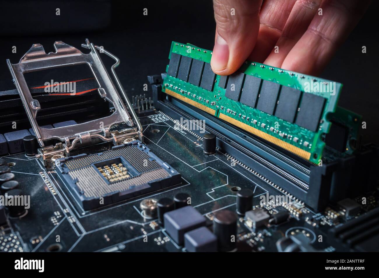 Ingegnere elettronico della tecnologia del computer. Computer della manutenzione hardware upgrade di scheda madre mettendo la RAM sulla scheda madre del computer. Concetto Foto Stock