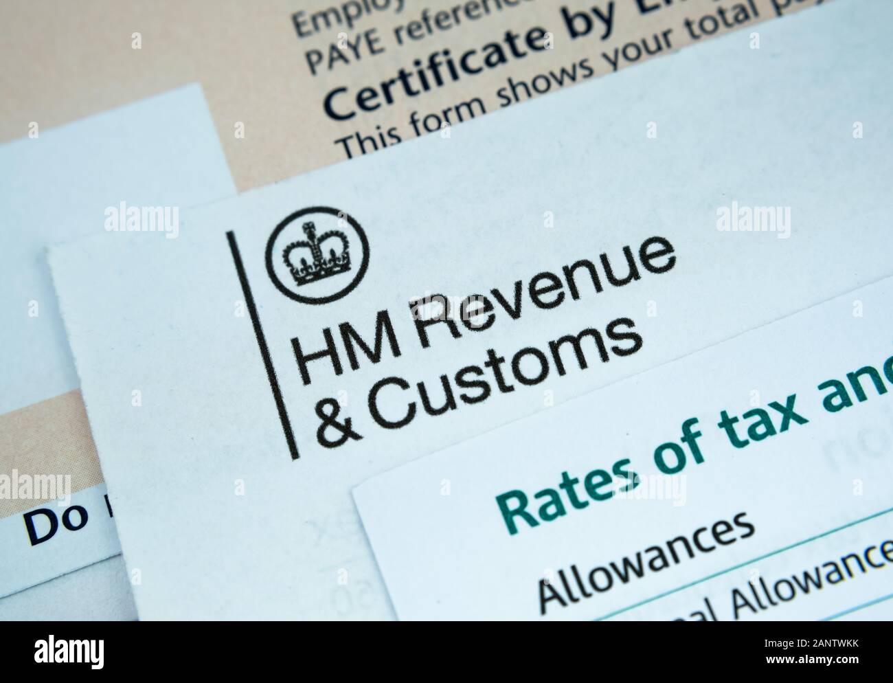 HMRC P60 di fine anno di certificato e le lettere sulle aliquote fiscali. Foto macro con messa a fuoco selettiva. Foto Stock
