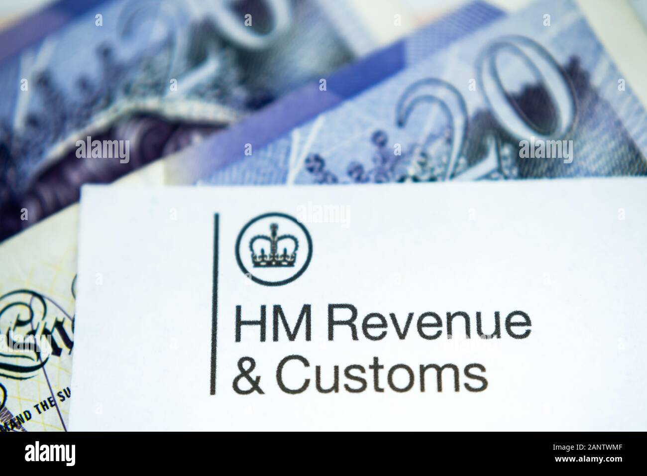 HMRC lettera con HM Revenue & Customs logo collocato sulla sommità del 20 pound note. Close up foto con messa a fuoco selettiva. Foto Stock