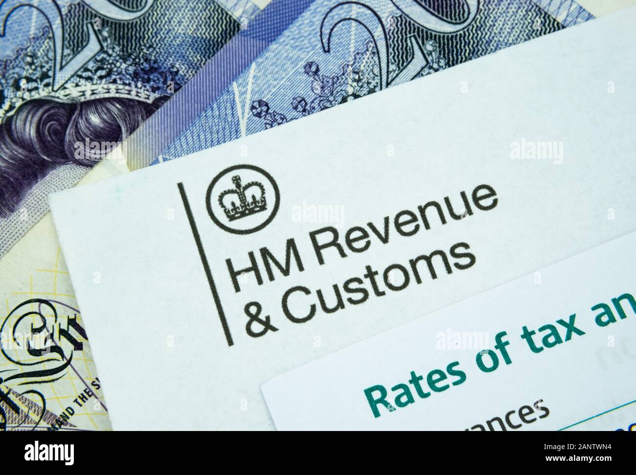 HMRC lettera con HM Revenue & Customs logo collocato sulla sommità del 20 pound note. Close up foto con messa a fuoco selettiva. Foto Stock
