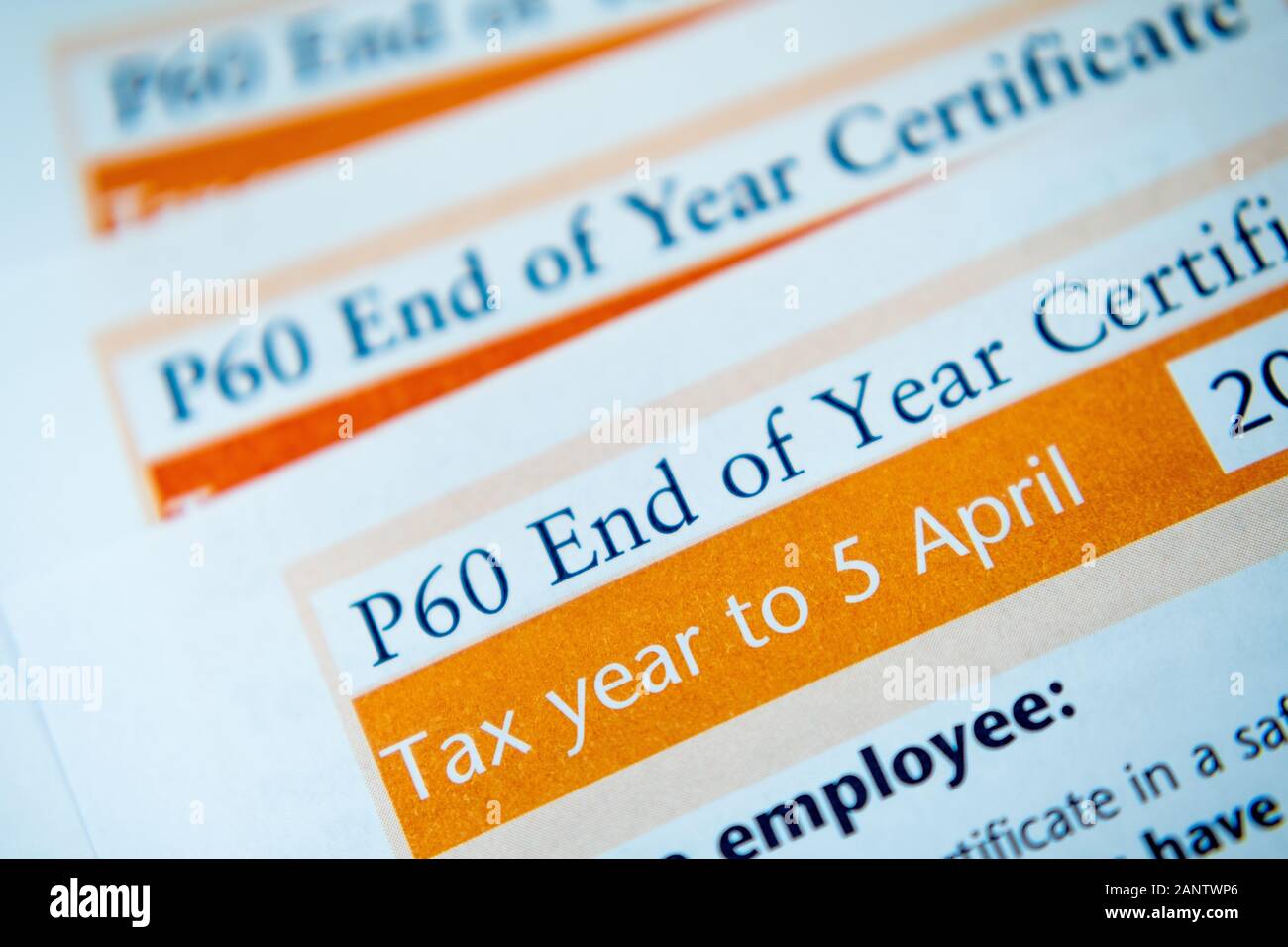 HMRC P60 di fine anno di certificati. Foto macro con messa a fuoco selettiva. Foto Stock