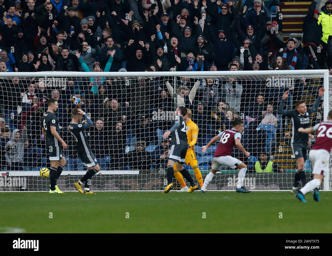 Turf Moor, Burnley, Lancashire, Regno Unito. Xix gen, 2020. English Premier League Football, Burnley contro Il Leicester City; la folla orologi come Ashley Westwood di punteggi Burnley il suo lato del secondo obiettivo dopo 79 minuti per fare il punteggio 2-1 per la squadra di casa - rigorosamente solo uso editoriale. Nessun uso non autorizzato di audio, video, dati, calendari, club/campionato loghi o 'live' servizi. Online in corrispondenza uso limitato a 120 immagini, nessun video emulazione. Nessun uso in scommesse, giochi o un singolo giocatore/club/league pubblicazioni Credito: Azione Sport Plus/Alamy Live News Foto Stock