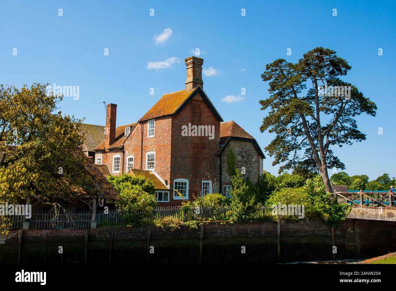 10 Giugno 2015 Un bellissimo esempio di Elizabethan - architettura Tudor accanto al fiume Beaulieu in Beaulieu Village Hampshire Inghilterra Foto Stock