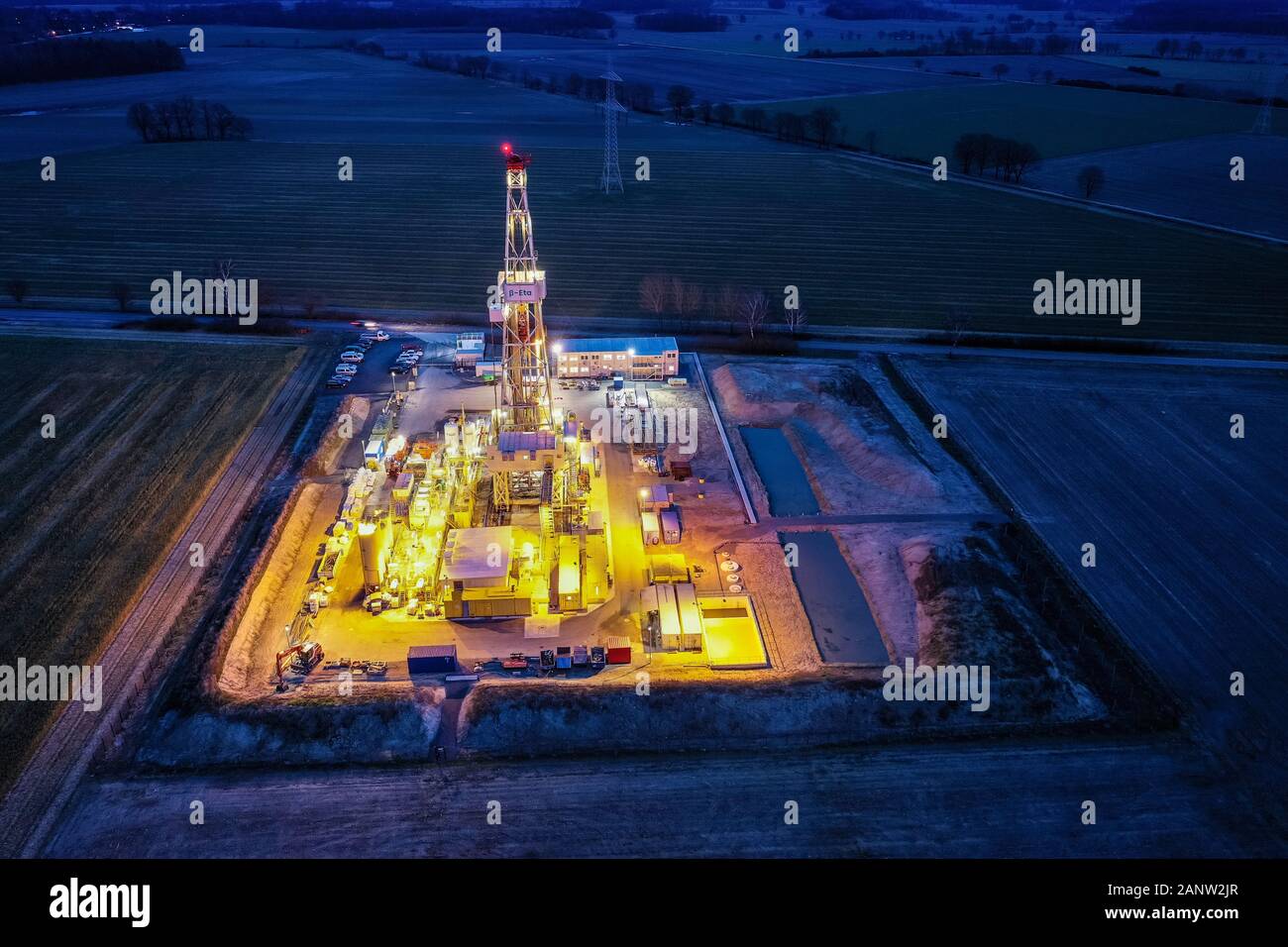 Finale in fase di costruzione della piattaforma petrolifera, utilizzati per lo strumento test solo, azienda Baker Hughes, foto scattata al tramonto, Ahnsbeck vicino a Celle, Germania Foto Stock