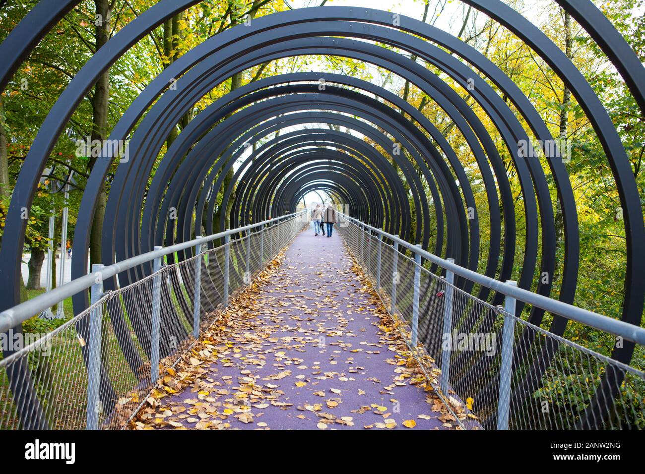 Slinky molle per fama, ponte pedonale da Tobias Rehberger, Rhine-Herne Canal, Oberhausen, Germania Foto Stock