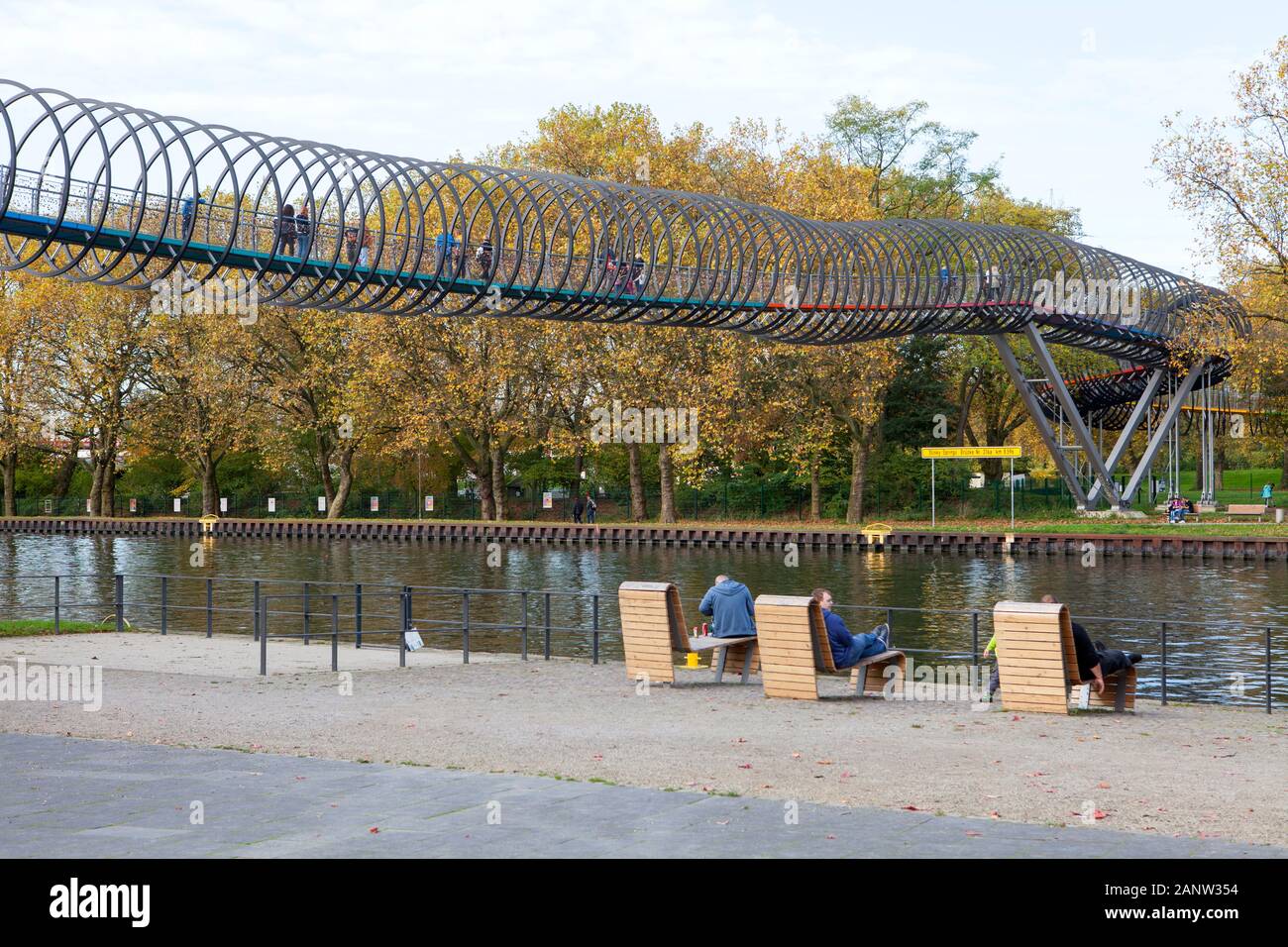 Slinky molle per fama, ponte pedonale da Tobias Rehberger, Rhine-Herne Canal, Oberhausen, Germania Foto Stock