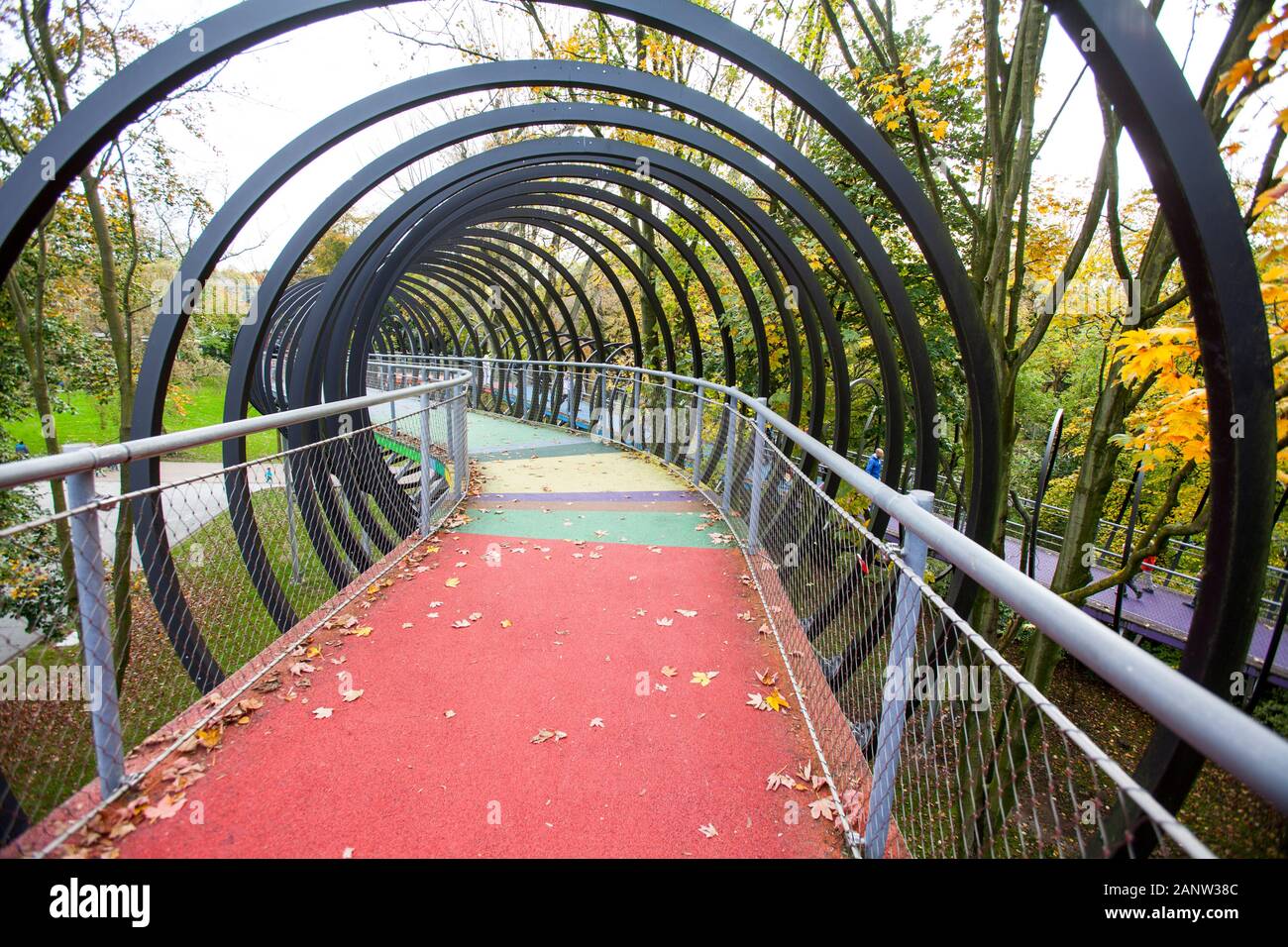 Slinky molle per fama, ponte pedonale da Tobias Rehberger, Rhine-Herne Canal, Oberhausen, Germania Foto Stock