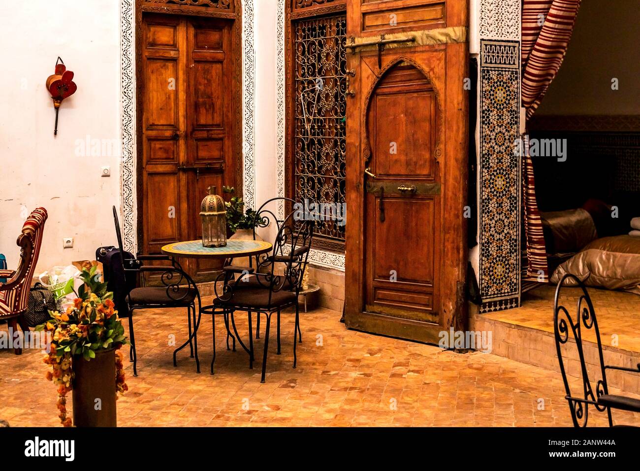 Arabo tradizionale luogo di riposo, soggiorno con lampada originale, poltrona e decorazione Foto Stock
