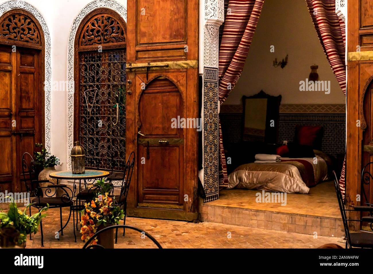 Arabo tradizionale luogo di riposo, soggiorno con lampada originale, poltrona e decorazione Foto Stock