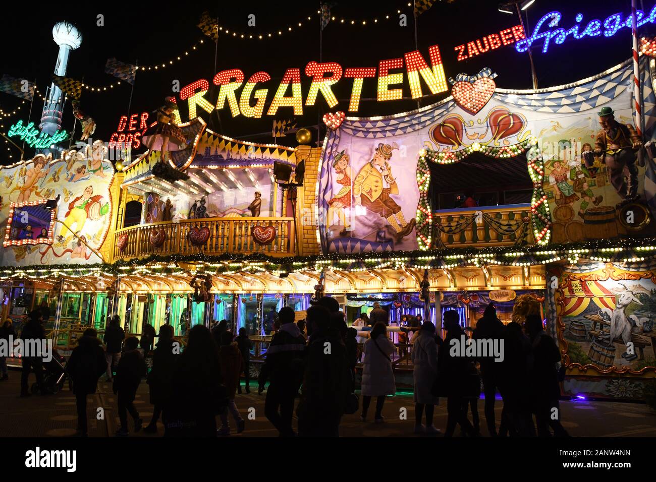 Specchio Irrgarten maze attrazione a Winter Wonderland, Hyde Park, London, Regno Unito 2020 Foto Stock