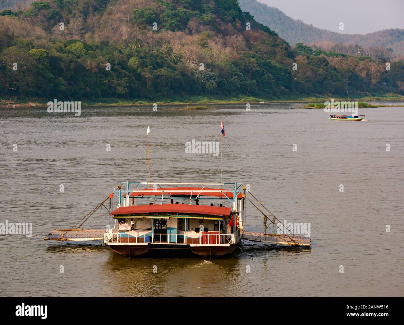 Di trasporto passeggeri e di traghetto del fiume Mekong, Luang Prabang, Laos, sud-est asiatico Foto Stock