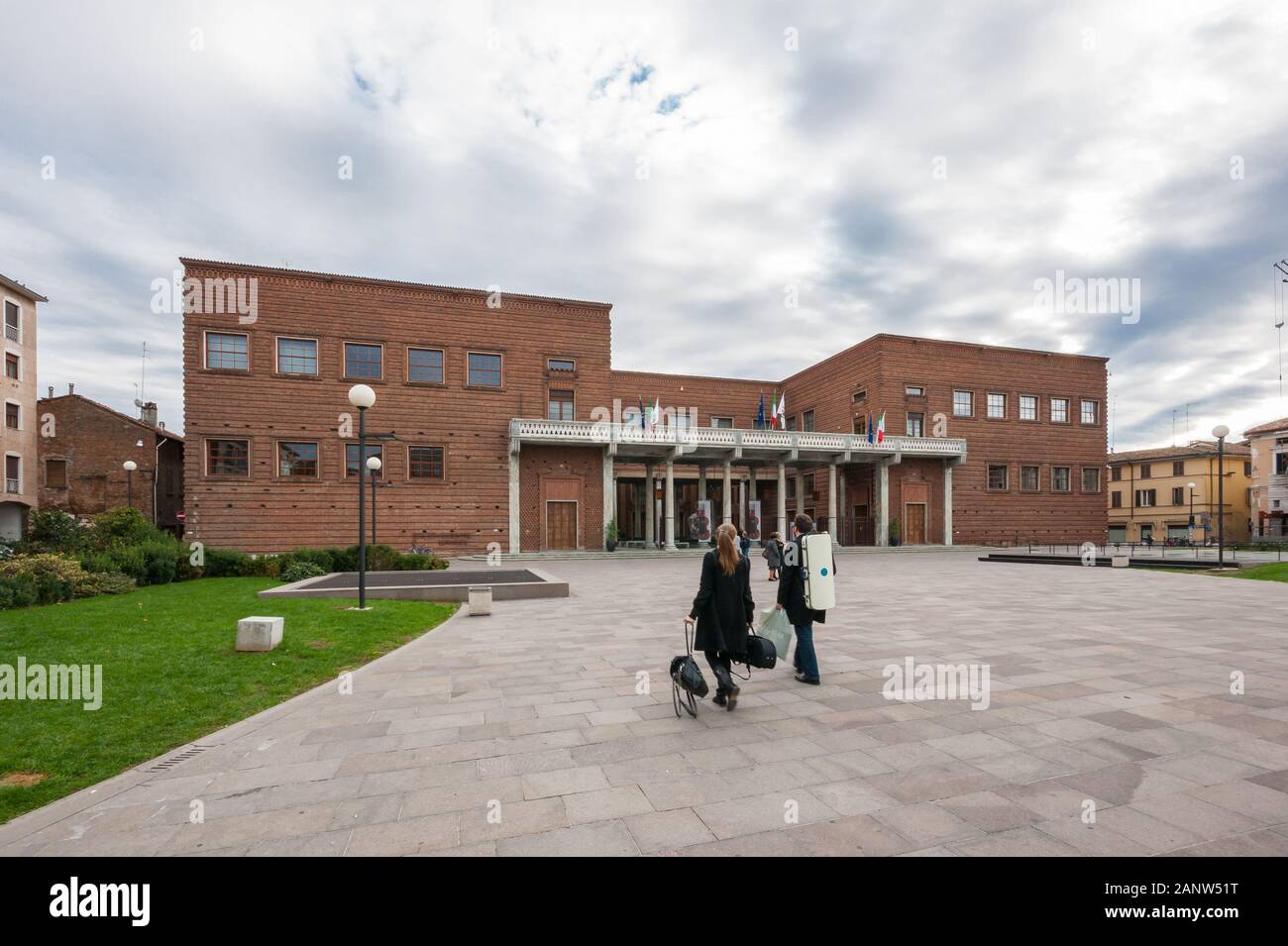 Museo del violino - Museo del violino a Cremona, Italia del Nord, ospitato in un primo edificio di architettura fascista 1940s di Carlo Cacchia, esterno Foto Stock
