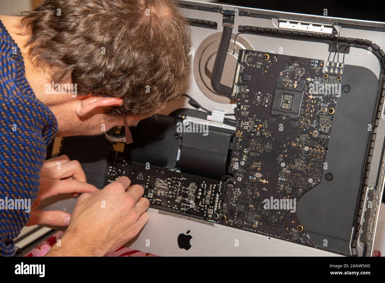 meccanico o addetto alla riparazione di un iMac Foto Stock